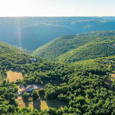 Mit Privatpool Fuer 8 Personen Ca 120 Qm In Paradiz Bei Labin, Istrien Binnenland Von Istrien Nyaraló